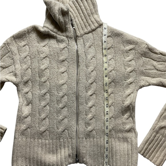 Hollister - Picture 5 of 15